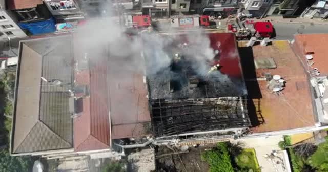 İstanbul Boğazı'na sıfır binanın çatısı alev alev yandı