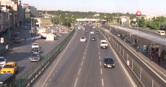 İstanbul'da sokağa çıkma kısıtlamasının sona ermesiyle trafik yoğunluğu arttı