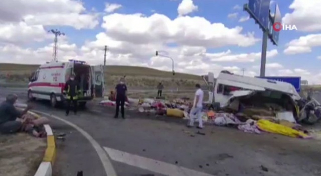 Konya’da minibüs ile tır çarpıştı: 6 ölü