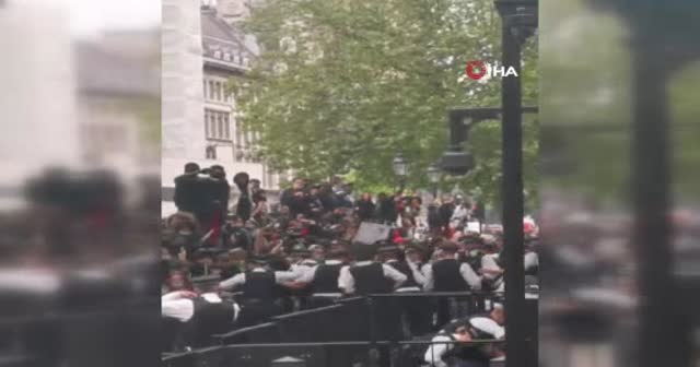 Londra'da Floyd protestolarında polis şiddeti