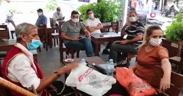 Maskesiz bağlama çalıp türkü söyleyen aşığa 900 lira ceza