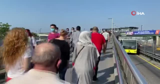 Metrobüs durağında endişe veren görüntüler