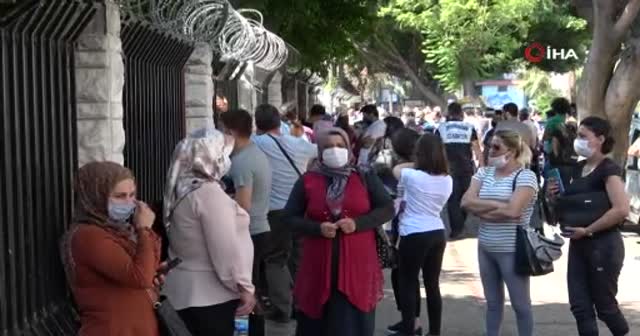 Öğrenciler YKS'ye girdi, veliler sosyal mesafe kurallarını hiçe saydı