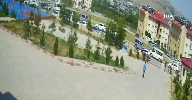 Polis ablası 'Yürü oğlum gidiyoruz' dedi, yürüme engelli genç sınava son anda yetiştirildi