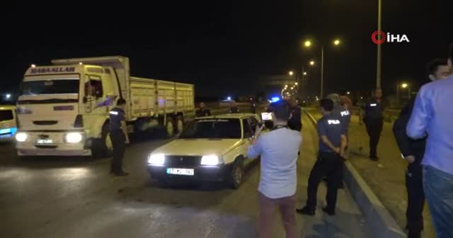 Polise çarpıp kaçan otomobil kovalamaca sonucu yakalandı, araçta 16 kilo esrar çıktı