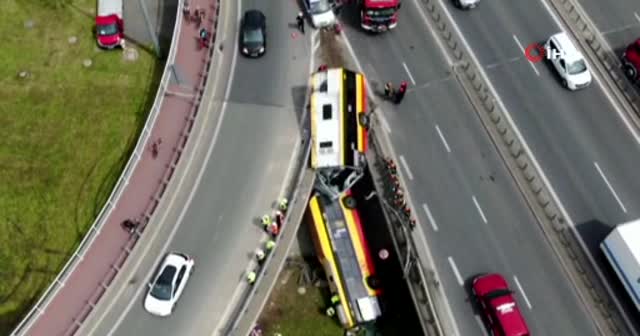 Polonya'da otobüs viyadükten düştü: 2 ölü, 20 yaralı