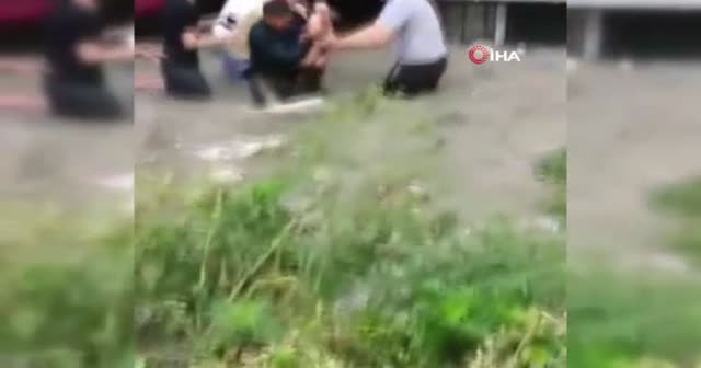 Selde bodrum katta mahsur kalan 3 çocuk böyle kurtarıldı