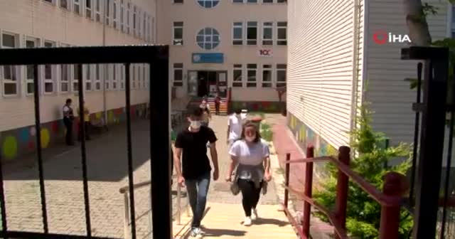 YKS heyecanı, aileler okul kapılarına doluşunca tehlikeye dönüştü