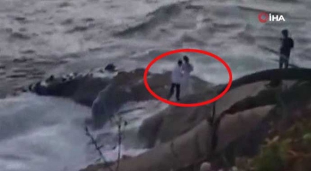 ABD’de kayalıklarda düğün fotoğrafı çektiren çift dalgaya kapıldı