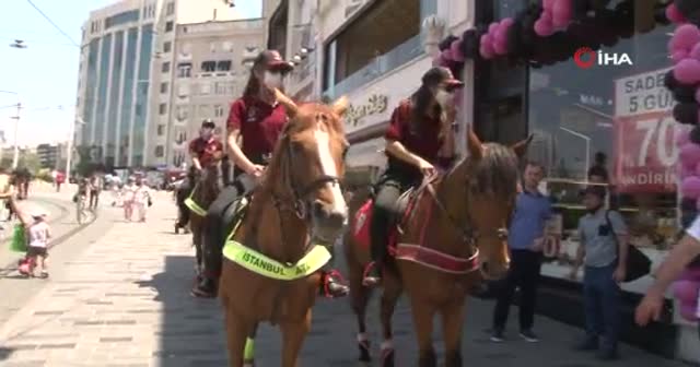Atlı polislerden Taksim'de maske ve sosyal mesafe denetimi
