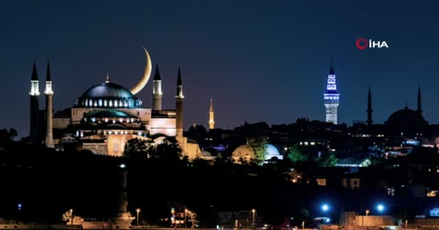 Ayasofya Camii ile hilalin buluştuğu kareler mest etti