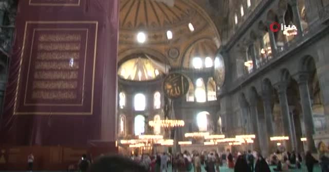 Ayasofya’da yerli ve yabancı turist yoğunluğu