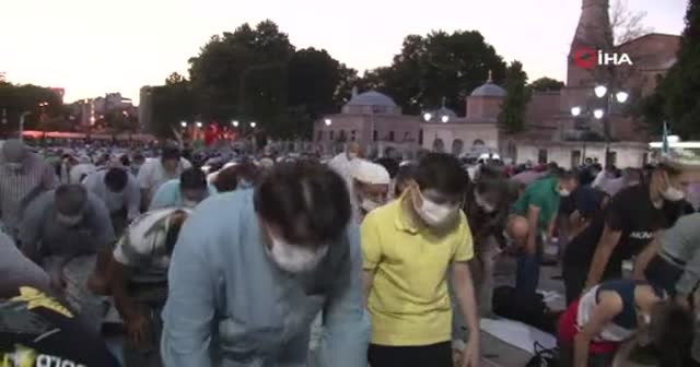 Ayasofya önünde akşam namazı kılındı