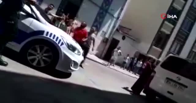 Bağcılar'da polise silahlı saldırı anı kamerada