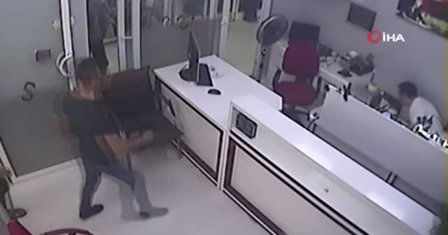 Cep telefonu bataryası bomba gibi patladı!