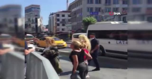 İstanbul'da şaşkına çeviren görüntü! Dört kadın bir adamı tekme tokat dövdü