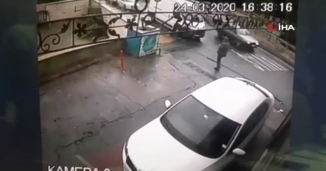 İstanbul’un göbeğinde güpegündüz kapkaç dehşeti kamerada