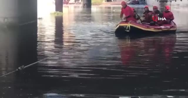 İtalya'nın Sicilya Adası'nı sel vurdu: 2 ölü