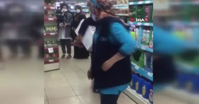 Kadınlar düdüklü tencere için kavga etti