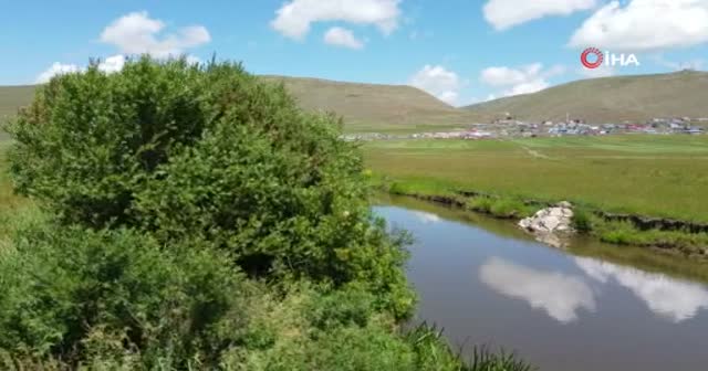 Kura Nehri’nin oluşturduğu menderesler mest ediyor
