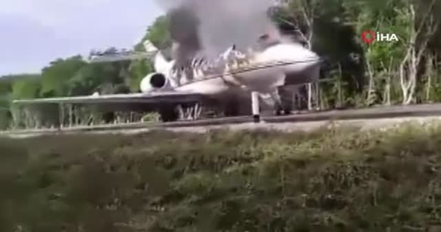 Meksika’da uyuşturucu karteline ait küçük uçak otoyola acil iniş yaptı