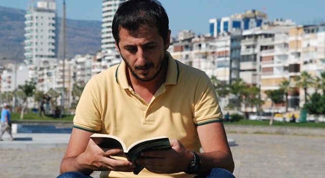 Toplu taşımada kitap okurken küçümsenmişti, 5 yıl sonra yazar oldu
