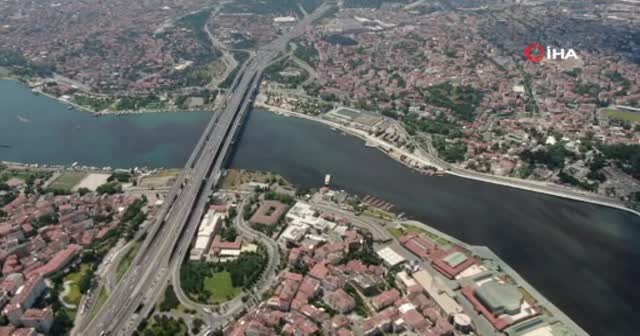 Vatandaşlardan Haliç isyanı! Siyaha bürünen suları havadan görüntülendi