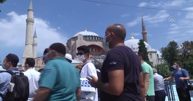Ayasofya-i Kebir Cami-i Şerifi'nde hafta sonu da ziyaretçi yoğunluğu sürüyor