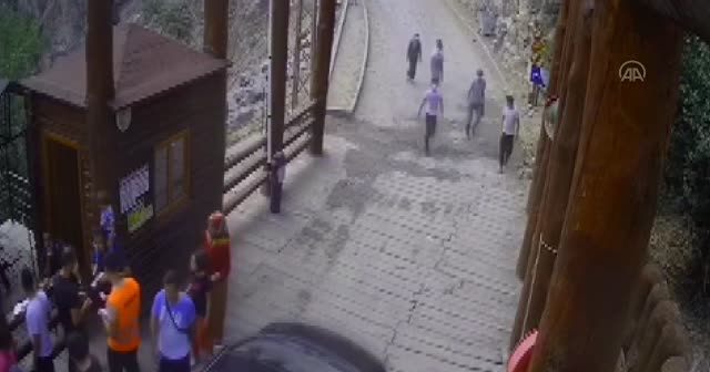 Babasının omzundan düşen çocuğu jandarma personeli havada yakaladı