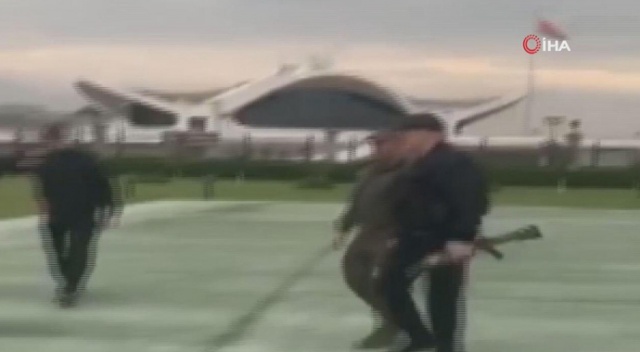 Belarus Devlet Başkanı Lukaşenko, elinde silahla başkanlık konutuna geldi