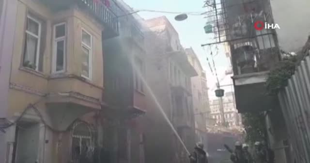 Beyoğlu'nda korkutan anlar! Bir binanın 2’nci katında yangın çıktı