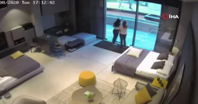 Beyrut'taki şiddetli patlama bir kadını metrelerce uzağa fırlattı