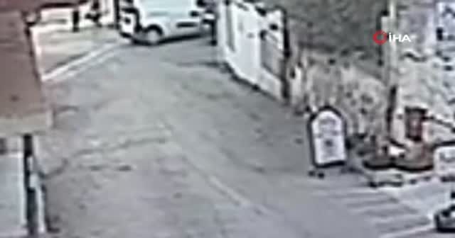 Böyle kaza görülmedi: Sürücüsüz motosiklet kuryeye çarptı!