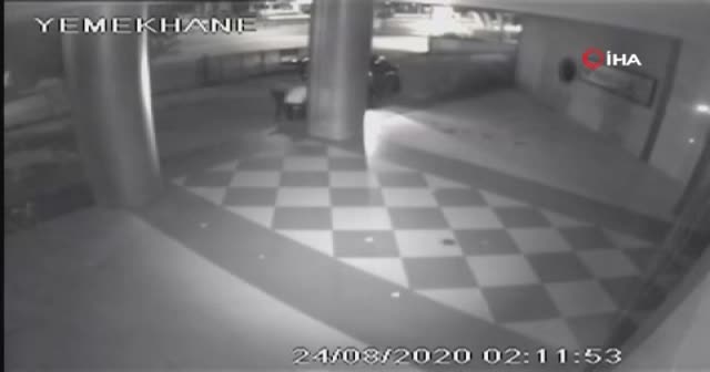 Çelik kasayı taşıyamayınca böyle sürüklediler