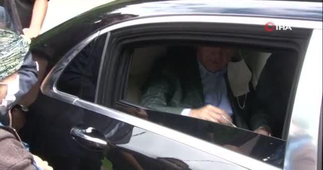 Cumhurbaşkanı Erdoğan'dan Ayder Yaylası yolunda basın mensuplarına mısır ikramı