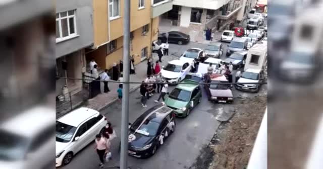 Düğün konvoyu için yolu kapattılar, halay çektiler