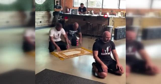 Dünyaca ünlü boksörler Badou Jack ve Mike Tyson beraber namaz kıldı