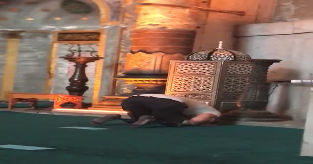 Duygulandıran görüntüler! Ayasofya Camii'nde protez ayaklarıyla namaz kıldı
