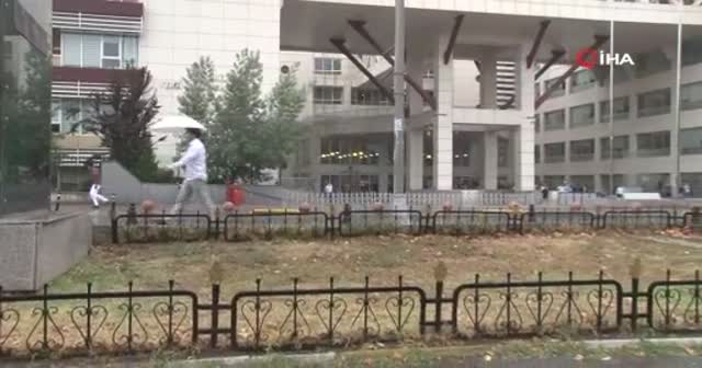 İstanbul’da vatandaşlar yağmura hazırlıksız yakalandı