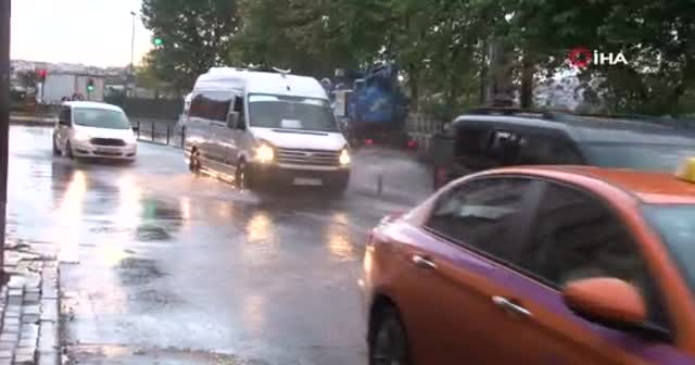 İstanbullular güne sağanak yağmurla başladı