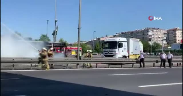 Küle dönen metrobüsten son anda kurtuldu