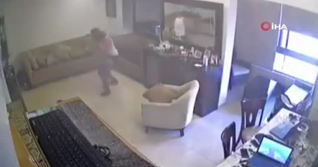 Lübnanlı babanın patlama anında oğlunu korumaya çalıştığı anlar kamerada