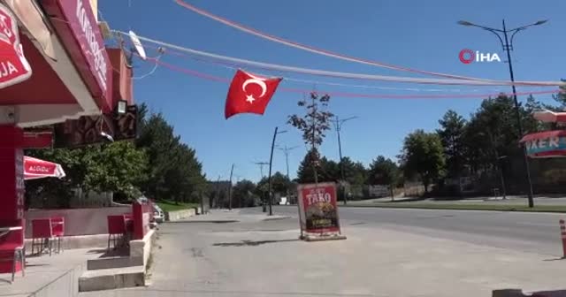 Polisin bayrak hassasiyeti duygulandırdı