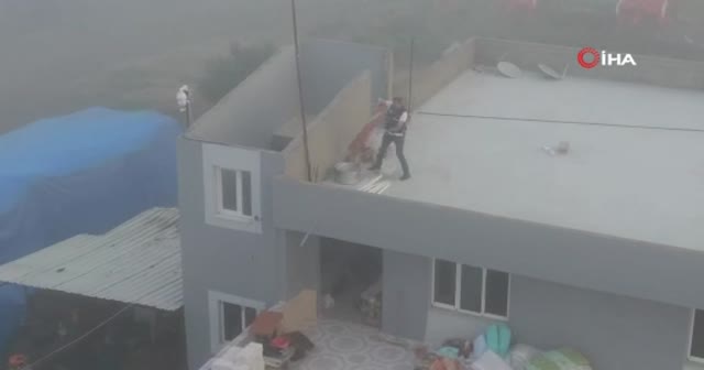 Polisin bayrak hassasiyeti: Yerde bulduğu Türk Bayrağını katlayıp ekip aracına götürdü