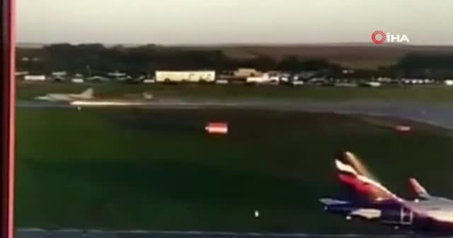 Rusya'da savaş uçağının tekeri koptu