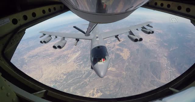 Türk uçaklarından ABD B-52'sine havada destek