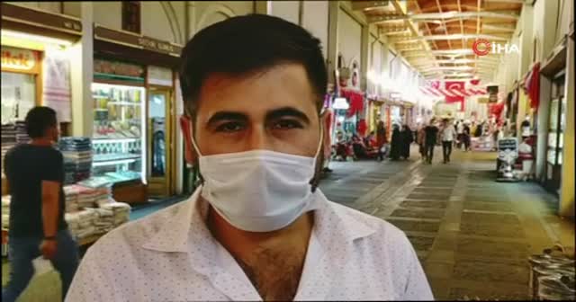 Yere atılan maskeyi alıp yüzüne taktı