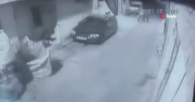 Yolda yürürken gasp edildi, o anlar kameraya yansıdı