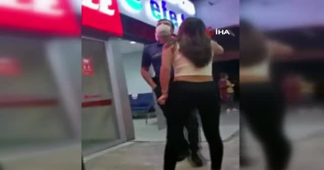 Alkollü kadın büfeyi dağıtıp, polislere saldırdı