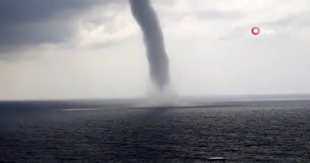 Antalya'da sahile 200 metre mesafede dev hortum